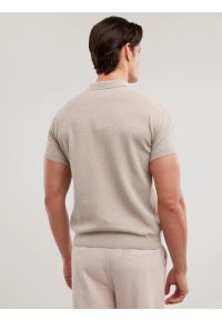 Big-Star - Sweter męski polo z krótkim rękawem beżowy Polonezzo 801. Typ kołnierza: polo. Kolor: beżowy. Materiał: bawełna, dzianina, materiał, jeans. Długość rękawa: krótki rękaw. Długość: krótkie. Wzór: melanż. Styl: retro, klasyczny, elegancki