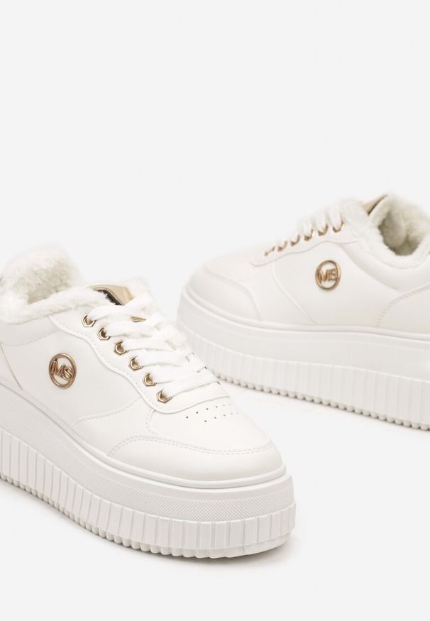 Renee - Białe Sneakersy na Platformie z Tłoczeniem Ozdobione Sznurowaniem i Metaliczną Aplikacją Tiliel. Nosek buta: okrągły. Zapięcie: sznurówki. Kolor: biały. Materiał: jeans. Wzór: aplikacja. Obcas: na platformie