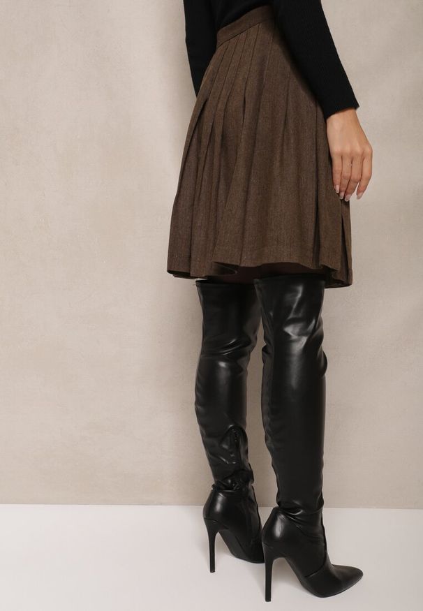 Renee - Brązowa Rozkloszowana Spódnica Preppy z Plisami Enavirra. Okazja: na co dzień, na imprezę, na spacer. Kolor: brązowy. Materiał: jedwab. Styl: klasyczny, casual