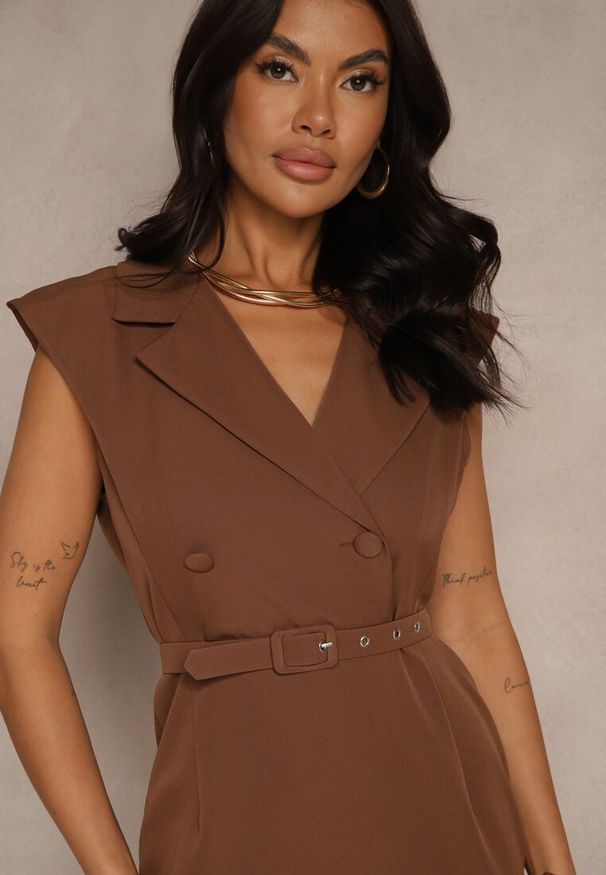 Renee - Brązowa Sukienka z Ozdobnymi Guzikami i Paskiem Dellanise. Typ kołnierza: dekolt w kształcie V. Kolor: brązowy. Sezon: lato. Typ sukienki: dopasowane. Styl: klasyczny