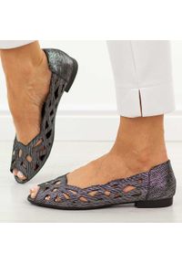 Czarne ażurowe baleriny damskie z odkrytymi palcami M.Daszyński Sa136-8. Okazja: na spacer, na co dzień. Nosek buta: otwarty. Kolor: czarny. Materiał: skóra. Szerokość cholewki: normalna. Wzór: ażurowy. Sezon: wiosna, lato. Styl: casual, elegancki #1