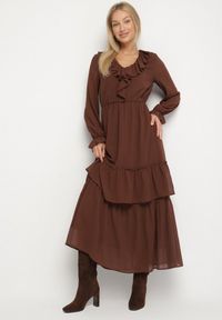 Born2be - Brązowa Siateczkowa Sukienka VICES o Rozkloszowanym Kroju z Falbanami Arevite. Typ kołnierza: dekolt w kształcie V. Kolor: brązowy. Typ sukienki: rozkloszowane. Styl: klasyczny #1