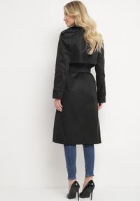 Born2be - Czarny Długi Płaszcz Trencz o Klasycznym Fasonie z Paskiem Nasde. Okazja: na co dzień. Kolor: czarny. Materiał: jeans. Długość: długie. Styl: klasyczny #3