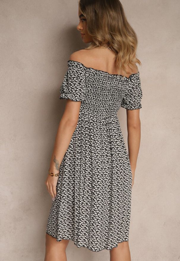 Renee - Czarna Sukienka Hiszpanka z Wiskozy z Kwiatowym Wzorem Mevandra. Okazja: na co dzień. Typ kołnierza: dekolt hiszpanka. Kolor: czarny. Materiał: wiskoza. Wzór: kwiaty. Styl: elegancki, casual, klasyczny