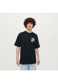 House - Luźna koszulka z nadrukiem z przodu czarna - Czarny. Kolor: czarny. Wzór: nadruk #1