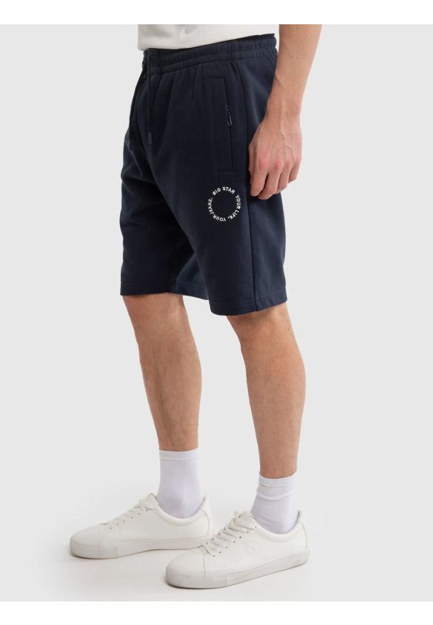 Big-Star - Szorty męskie dresowe wiązane w pasie granatowe Kersyner 403. Okazja: na co dzień. Kolor: niebieski. Materiał: dresówka. Wzór: haft. Styl: casual, sportowy