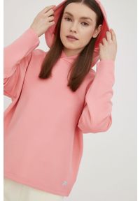 Fila bluza damska kolor różowy z kapturem gładka. Typ kołnierza: kaptur. Kolor: różowy. Materiał: dzianina. Wzór: gładki