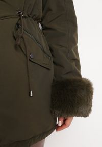 Born2be - Ciemnozielona Kurtka Parka z Futerkiem i Ściągaczem Hegade. Kolor: zielony. Materiał: futro. Wzór: aplikacja #3