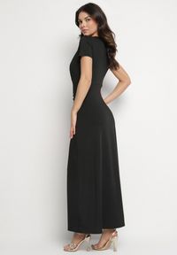 Born2be - Czarna Sukienka z Marszczeniami Taliowana z Dodatkiem Wiskozy Arelona. Okazja: na co dzień. Typ kołnierza: dekolt w kształcie V. Kolor: czarny. Materiał: wiskoza. Długość rękawa: krótki rękaw. Typ sukienki: proste. Styl: casual #7