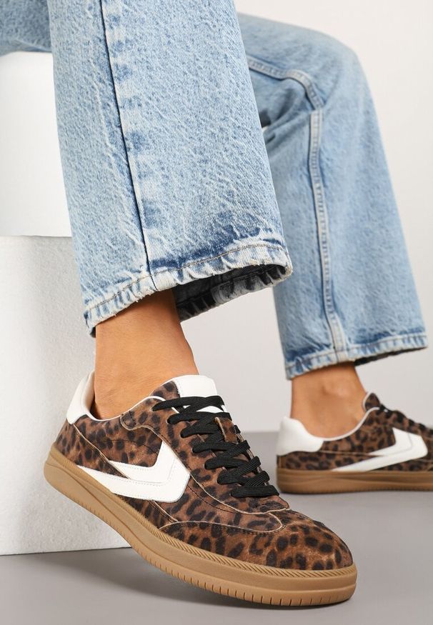 Renee - Panterkowe Sneakersy Skórzane w Stylu Tenisówek z Geometrycznym Motywem Erisane. Okazja: na co dzień. Materiał: skóra. Wzór: geometria