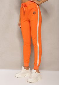 Renee - Pomarańczowe Spodnie Dresowe High Waist z Lampasami Skadia. Okazja: na co dzień. Stan: podwyższony. Kolor: pomarańczowy. Materiał: dresówka. Styl: casual, sportowy #5