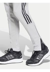 Adidas - adidas Spodnie dresowe Tiro IY4288 Szary Regular Fit. Kolor: szary. Materiał: bawełna #5