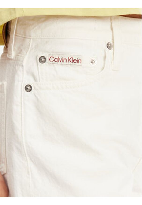 Calvin Klein Jeans Szorty jeansowe J20J225153 Biały Mom Fit. Kolor: biały. Materiał: bawełna