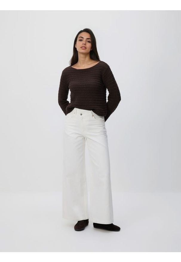 Reserved - Sweter z luźnym splotem - brązowy. Kolor: brązowy. Materiał: dzianina, bawełna. Wzór: ze splotem