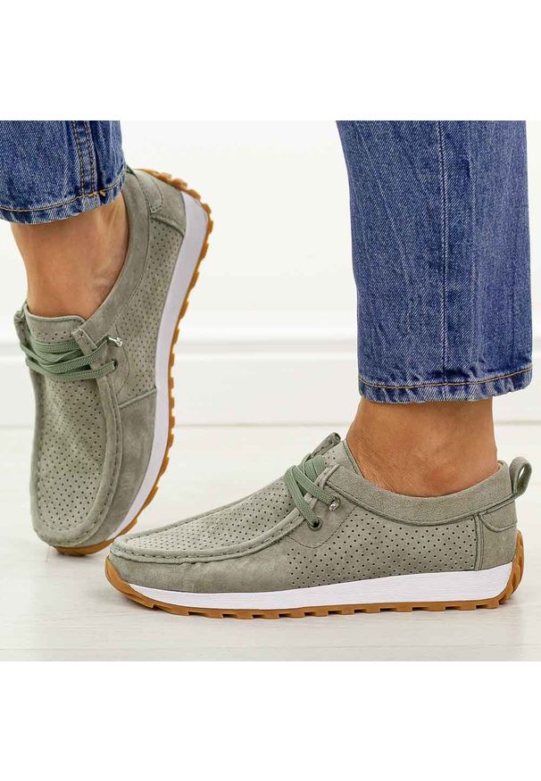 eVento - Zielone skórzane mokasyny damskie Evento 9772. Okazja: na co dzień, na spacer. Nosek buta: okrągły. Zapięcie: bez zapięcia. Kolor: zielony. Szerokość cholewki: normalna. Wzór: ażurowy. Materiał: skóra, zamsz. Sezon: wiosna, lato, jesień. Styl: casual, klasyczny, elegancki