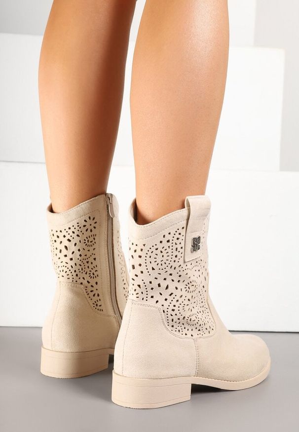 Born2be - Beżowe Botki w Stylu Kowbojek z Ażurowymi Wycięciami Efadriana. Kolor: beżowy. Wzór: ażurowy
