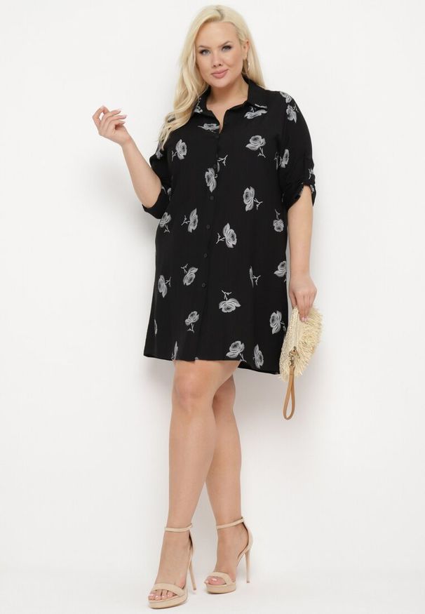 Born2be - Czarna Koszulowa Sukienka z Guzikami i Regulowanymi Rękawami Xatella. Kolekcja: plus size. Kolor: czarny. Wzór: kwiaty. Typ sukienki: koszulowe