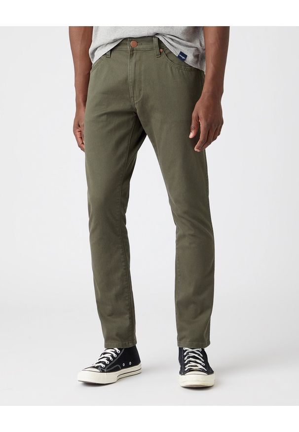 Wrangler - SPODNIE MĘSKIE WRANGLER LARSTON MOSS GREEN W18S36221 112141209