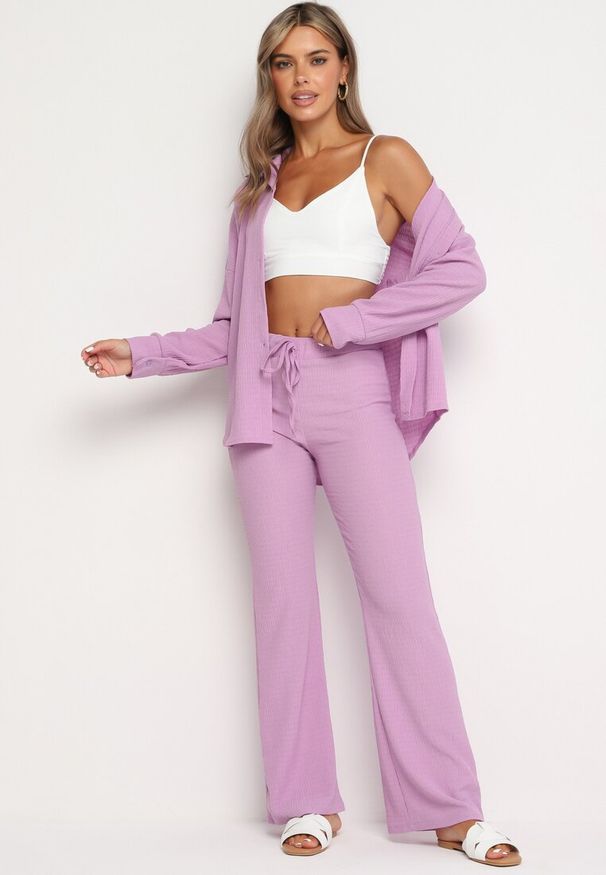 Born2be - Fioletowy 2-częściowy Komplet z Koszulą i Spodniami z Tłoczonej Tkaniny Benneta. Kolor: fioletowy. Materiał: tkanina