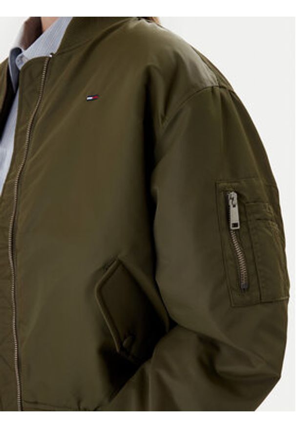 Tommy Jeans Kurtka bomber Essential DW0DW22046 Zielony Regular Fit. Kolor: zielony. Materiał: syntetyk