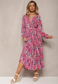 Renee - Ciemnoróżowa Plisowana Sukienka z Kopertowym Dekoltem i Wzorem Paisley Olanetta. Kolor: różowy. Materiał: tkanina, materiał. Wzór: paisley. Typ sukienki: kopertowe. Długość: maxi