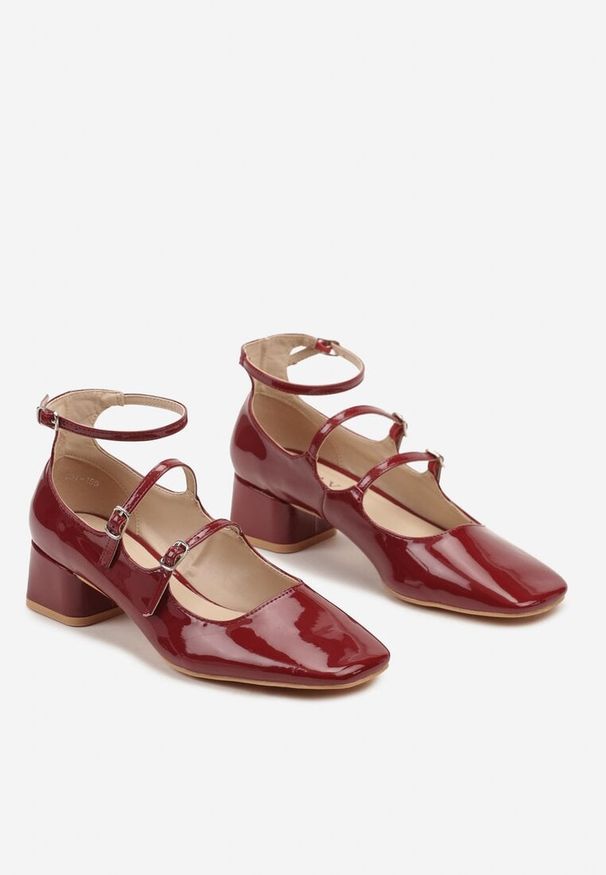 Born2be - Bordowe Czółenka na Niskim Obcasie z Trzema Ozdobnymi Paskami i Sprzączkami Amantia. Okazja: na co dzień, do pracy, na spotkanie biznesowe. Zapięcie: pasek. Kolor: czerwony. Materiał: jeans. Wzór: paski. Obcas: na obcasie. Styl: biznesowy, casual. Wysokość obcasa: niski