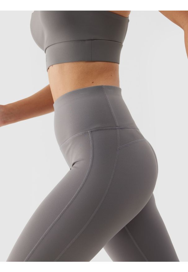 4f - 4F Legginsy treningowe szybkoschnące damskie - szare S. Stan: podwyższony. Kolor: szary. Materiał: dzianina, elastan, włókno, syntetyk, materiał. Długość: do kostek. Wzór: gładki, jednolity, ze splotem. Sport: fitness