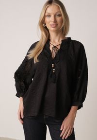 Born2be - Czarna Rustykalna Bluzka z Tencelu Ozdobiona Wiązaniem Koronką i Koralikami Sachi. Okazja: na co dzień. Kolor: czarny. Materiał: koronka. Długość rękawa: długi rękaw. Długość: długie. Wzór: aplikacja, koronka. Styl: casual #5