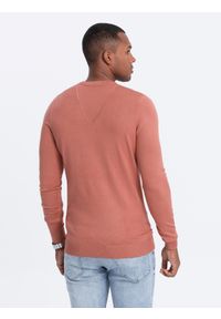 Ombre Clothing - Sweter męski z haftem - różowy V18 - Rozmiar: XXL. Kolor: różowy. Materiał: nylon, wiskoza, materiał, dzianina. Wzór: haft. Styl: klasyczny, elegancki #8