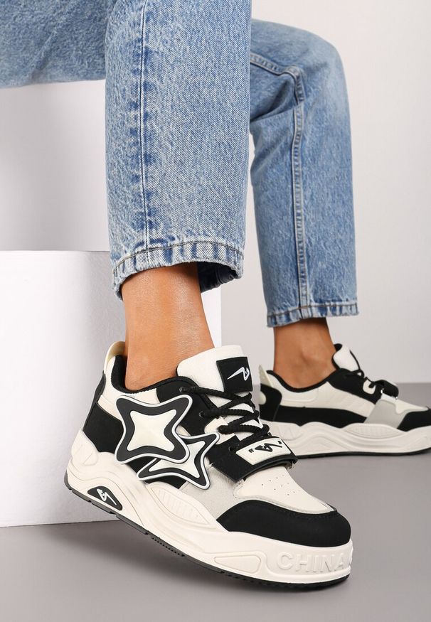 Born2be - Beżowo-Czarne Sneakersy na Grubej podeszwie z Zapięciem na Rzep i Aplikacją na Boku Arforina. Nosek buta: okrągły. Zapięcie: rzepy. Kolor: beżowy. Materiał: materiał. Wzór: aplikacja. Obcas: na obcasie. Wysokość obcasa: niski