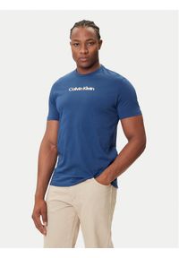Calvin Klein Jeans T-Shirt Glitched Logo LV04RC858G Niebieski Regular Fit. Kolor: niebieski. Materiał: bawełna #1