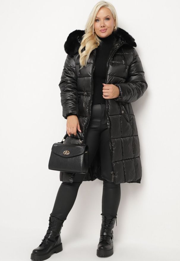 Born2be - Czarna Pikowana Kurtka ze Ściągaczem w Talii i Odpinanym Futerkiem przy Kapturze Zemilae. Okazja: na co dzień. Kolekcja: plus size. Kolor: czarny. Materiał: futro. Długość rękawa: długi rękaw. Długość: długie. Styl: casual, elegancki