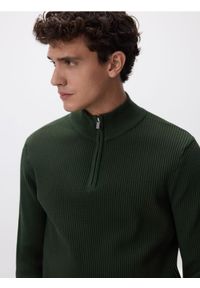 Reserved - Sweter z rozpinaną stójką - ciemnozielony. Typ kołnierza: kołnierzyk stójkowy. Kolor: zielony. Materiał: dzianina, bawełna #1