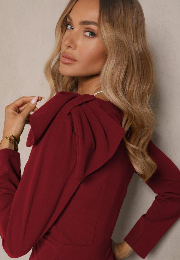 Renee - Bordowa Koktajlowa Sukienka o Dopasowanym Kroju z Kokardą na Ramieniu Innathia. Typ kołnierza: kokarda. Kolor: czerwony. Materiał: koronka. Typ sukienki: dopasowane. Styl: wizytowy