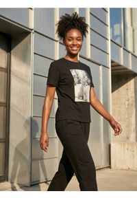 Sinsay - Bawełniana koszulka z nadrukiem - szary. Kolor: szary. Materiał: bawełna. Wzór: nadruk #1