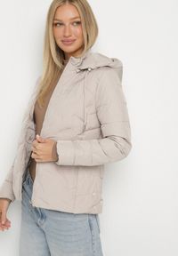 Born2be - Ciemnobeżowa Przejściowa Kurtka z Pikowanymi Przeszyciami i Odpinanym Kapturem Olunea. Okazja: na co dzień, na spacer. Kolor: beżowy. Materiał: poliester, jeans. Styl: casual, elegancki #5
