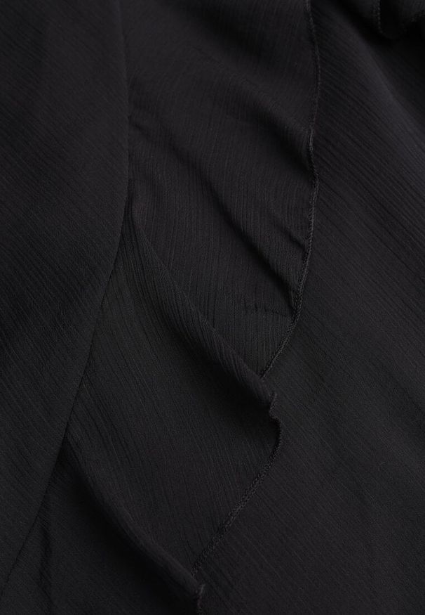 Renee - Czarna Elegancka Sukienka z Taliowaniem Wiązana na Plecach z Falbankami Ocyparia. Okazja: na imprezę. Typ kołnierza: kołnierz z falbankami. Kolor: czarny. Styl: elegancki