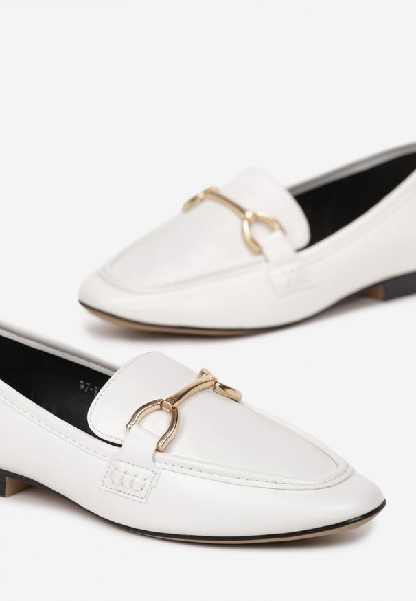 Renee - Białe Klasyczne Mokasyny z Kwadratowym Noskiem na Płaskim Obcasie Ozdobione Klamrą Aldreda. Zapięcie: klamry. Kolor: biały. Wzór: aplikacja. Obcas: na obcasie. Styl: klasyczny. Wysokość obcasa: niski