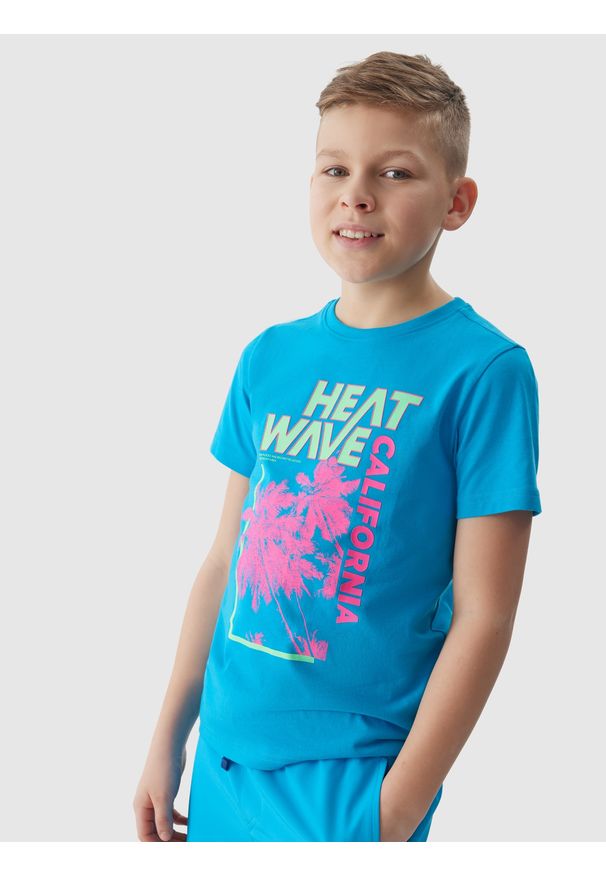 4F JUNIOR - T-shirt z nadrukiem chłopięcy - niebieski. Okazja: na co dzień. Kolor: niebieski. Materiał: bawełna, dzianina, jersey. Długość rękawa: krótki rękaw. Długość: krótkie. Wzór: nadruk. Sezon: lato. Styl: casual, klasyczny, sportowy