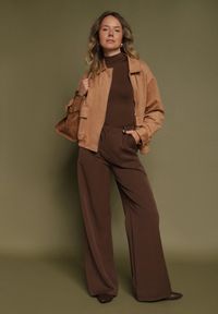 Born2be - Beżowa Kurtka Przejściowa Bomberka z Imitacji Zamszu z Kołnierzykiem Ervila. Okazja: na co dzień. Kolor: beżowy. Materiał: zamsz. Długość: krótkie. Sezon: jesień. Styl: casual #2