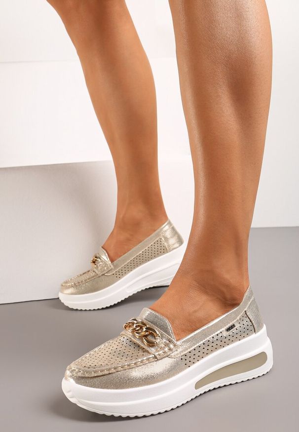 Renee - Złote Mokasyny na Platformie z Łańcuszkiem Himenna. Kolor: złoty. Obcas: na platformie
