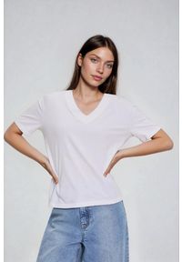 MOODO - Bawełniana bluzka z dekoltem w serek biała. Typ kołnierza: dekolt w serek. Kolor: biały. Materiał: bawełna #1