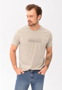 Volcano - T-shirt z grubszej bawełny, Comfort Fit, T-OFTEN. Okazja: na co dzień. Kolor: beżowy. Materiał: bawełna. Długość rękawa: krótki rękaw. Długość: krótkie. Wzór: napisy, nadruk. Styl: casual