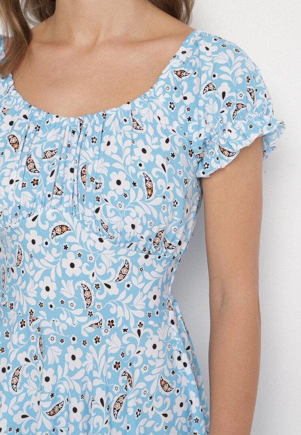 Born2be - Niebieska Sukienka Rozkloszowana w Kwiaty z Bawełną i Bufkami Sanirla. Kolor: niebieski. Materiał: bawełna. Wzór: kwiaty. Typ sukienki: rozkloszowane