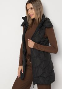 Born2be - Czarna Kamizelka z Odpinanym Kapturem Ozdobiona Pikowaniem Tulira. Okazja: na co dzień. Kolor: czarny. Materiał: jeans. Wzór: aplikacja. Styl: klasyczny, casual, elegancki #5