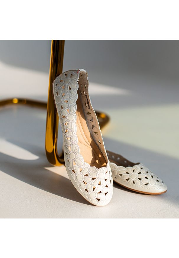 eVento - Białe ażurowe baleriny damskie Evento 4870. Okazja: na co dzień, na spacer. Kolor: biały. Materiał: skóra. Szerokość cholewki: normalna. Wzór: ażurowy. Sezon: wiosna, lato. Styl: elegancki, klasyczny, wakacyjny, casual