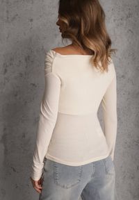 Renee - Beżowy Marszczona Bluzka z Bawełną i Dekoltem w Łódkę Orinlia. Typ kołnierza: dekolt w łódkę. Kolor: beżowy. Materiał: bawełna. Styl: elegancki #6