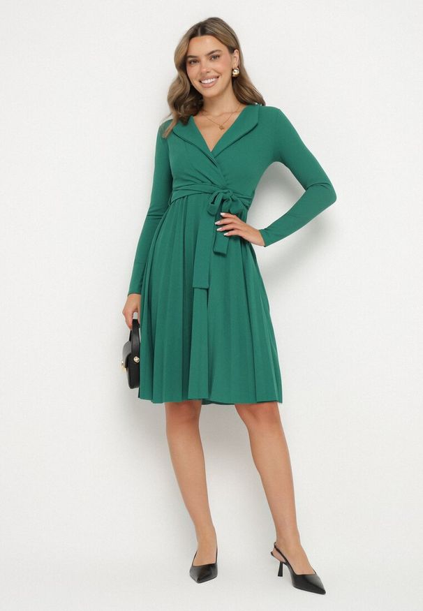 Born2be - Zielona Midi Sukienka z Plisowanym Dołem i Kopertowym Dekoltem z Materiałowym Paskiem Obebba. Kolor: zielony. Materiał: materiał. Typ sukienki: kopertowe. Styl: elegancki. Długość: midi