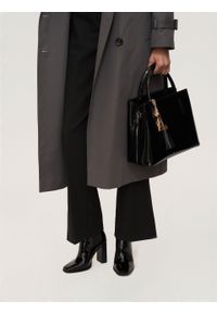 Kazar - Elegancka lakierowana torebka z brelokiem. Kolor: czarny. Dodatki: z breloczkiem. Materiał: lakierowane, skórzane. Styl: elegancki. Rodzaj torebki: do ręki #2