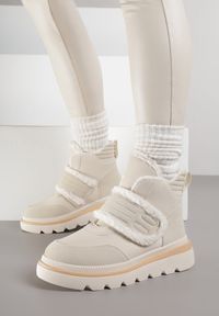 Renee - Beżowe Śniegowce Ozdobione Futerkiem i Przeszyciami Newelara. Okazja: na co dzień. Zapięcie: rzepy. Kolor: beżowy. Materiał: futro. Wzór: aplikacja. Styl: casual #7